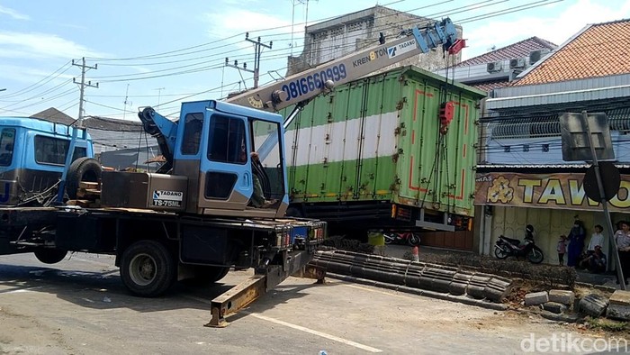 Proses evakuasi truk terguling di Pantura Wiradesa Pekalongan, Minggu (3/12/2023).