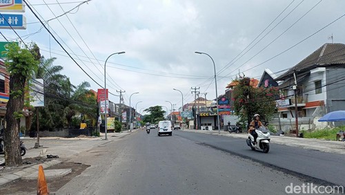 Proses pengaspalan Jalan Dewi Sri Kuta, Badung, yang hampir rampung. (Agus Eka/detikBali)