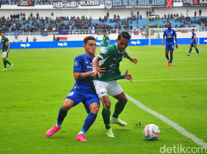 PSIS melawan PSS di Stadion Jatidiri Semarang, Minggu (3/12/2023).