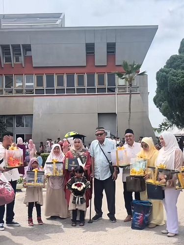 Rombongan keluarga yang memberikan kejutan dengan membawa kotak seserahan di acara wisuda bikin kaget.