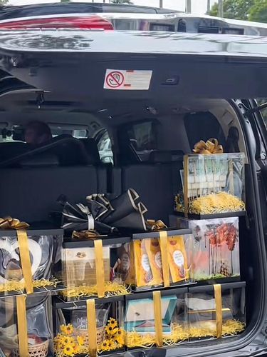 Rombongan keluarga yang memberikan kejutan dengan membawa kotak seserahan di acara wisuda bikin kaget.