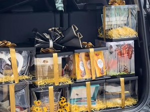 Viral Rombongan Keluarga Bawa Kotak bak Seserahan Saat Wisuda, Bikin Kaget
