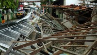 Ruang perpustakaan SDN 02 Dukuwringin ambruk diduga selain akibat bangunan sudah tua dan lapuk, juga dipicu adanya hujan lebat.  