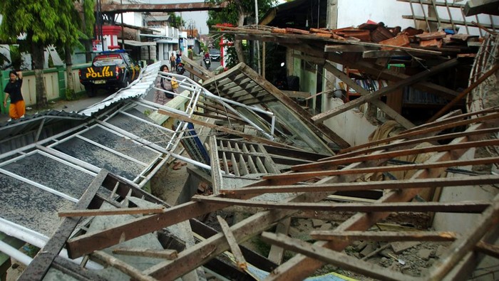 Personel kepolisian berada di dekat ruang perpustakaan yang ambruk di SDN 02 Dukuwringin, Kabupaten Tegal, Jawa Tengah, Minggu (3/11/2023). Ruang perpustakaan tersebut ambruk diduga selain akibat bangunan sudah tua dan lapuk, juga dipicu adanya hujan lebat. ANTARA FOTO/Oky Lukmansyah/Spt.