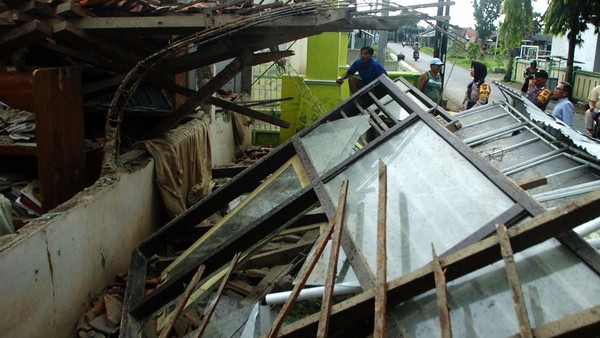 Ruang Perpustakaan SDN 02 Dukuwringin Tegal Ambruk