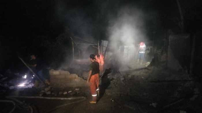 Rumah jurnalis Werenfridus Timo yang dibakar oleh orang tak dikenal di Kabupaten Belu, NTT. (Foto: Istimewa)