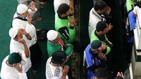 Para jemaah tampak khusyuk melaksanakan salat gaib untuk korban serangan Israel di Gaza. 