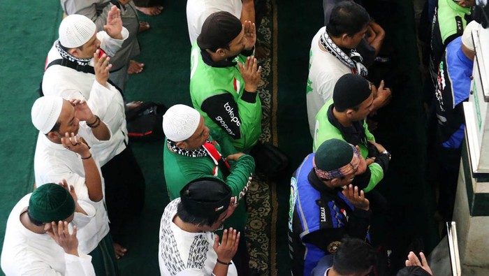 Komunitas driver Gojek menggelar salat gaib untuk korban serangan Israel di Gaza, Palestina. Mereka juga melakukan pengumpulan donasi untuk Palestina.