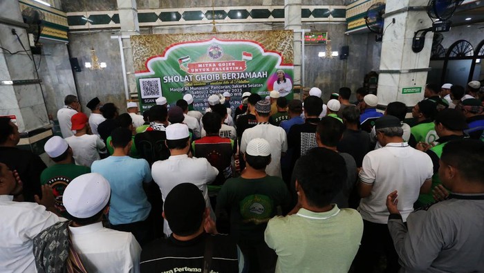 Komunitas driver Gojek menggelar salat gaib untuk korban serangan Israel di Gaza, Palestina. Mereka juga melakukan pengumpulan donasi untuk Palestina.