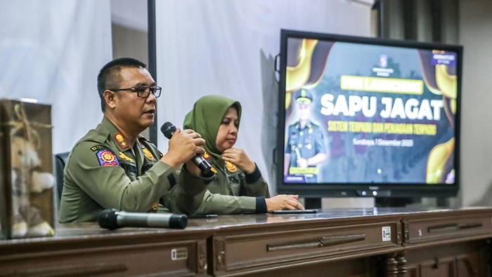 Satpol PP meluncurkan Sistem Pengawasan Terpusat Jaga Kota Surabaya (Sapu Jagat).