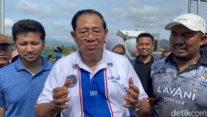 SBY usai mengikuti acara Mlaku Bareng di Kelurahan Tamanan, Kecamatan Mojoroto Kota Kediri, Minggu (3/11/2023).
