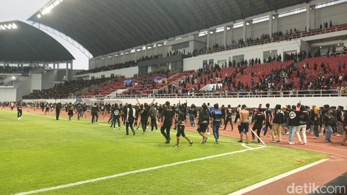Sebagian suporter turun ke lapangan di menit akhir laga PSIS vs PSS di Stadion Jatidiri Semarang, Minggu (3/12/2023) sore.