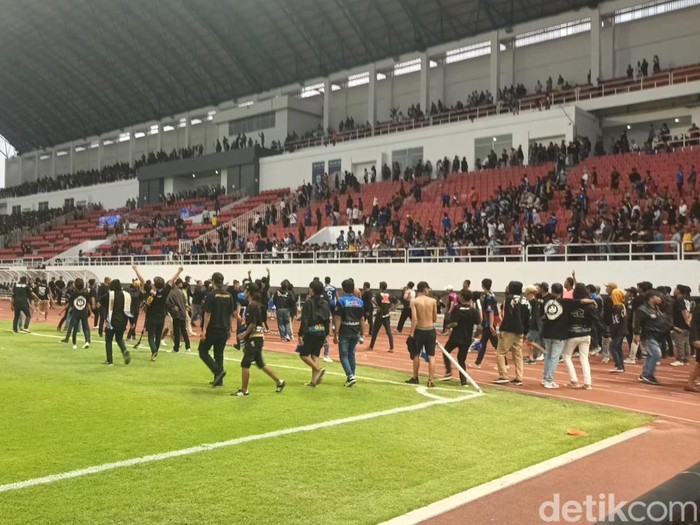 Sebagian suporter turun ke lapangan di menit akhir laga PSIS vs PSS di Stadion Jatidiri Semarang, Minggu (3/12/2023) sore.