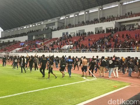 Sebagian suporter turun ke lapangan di menit akhir laga PSIS vs PSS di Stadion Jatidiri Semarang, Minggu (3/12/2023) sore.