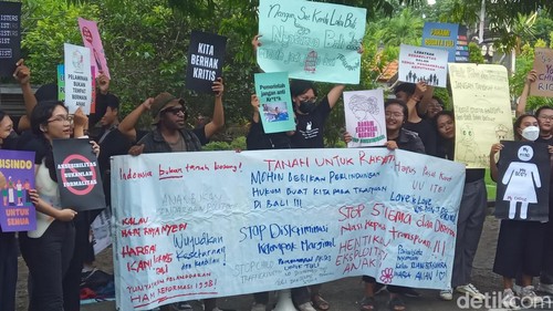 Sejumlah organisasi pegiat hak asasi manusia (HAM) menggelar aksi solidaritas dalam rangkaian Festival HAM Bali di Lapangan Puputan Renon, Denpasar, Minggu (3/12/2023). (Foto: Aryo Mahendro/detikBali)