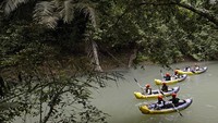 Wahana ini menawarkan sensasi berpetualangan menyusuri sungai di Taman Nasional Bantimurung Bulusaraung.