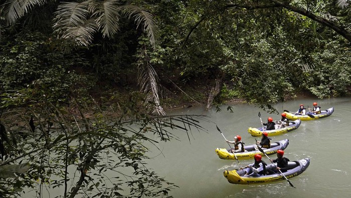 Serunya Naik Kano di Taman Nasional Bantimurung Bulusaraung Sejumlah wisatawan bermain kano menyusuri sungai di area Taman Nasional Bantimurung Bulusaraung (TNBB), Kabupaten Maros, Sulawesi Selatan, Minggu (3/12/2023). Kelompok Pengelola Ekowista (KPE) Bantimurung bersama Taman Nasional Bantimurung Bulusaraung membuka permainan kano sebagai wahana baru untuk mengoptimalkan kunjungan wisata dengan pemungutan tarif Rp50 ribu per 20 menit, sementara jumlah kunjungan di wahana tersebut bisa menembus hingga ratusan wisatawan per hari di akhir pekan. ANTARA FOTO/Hasrul Said/YU/rwa.