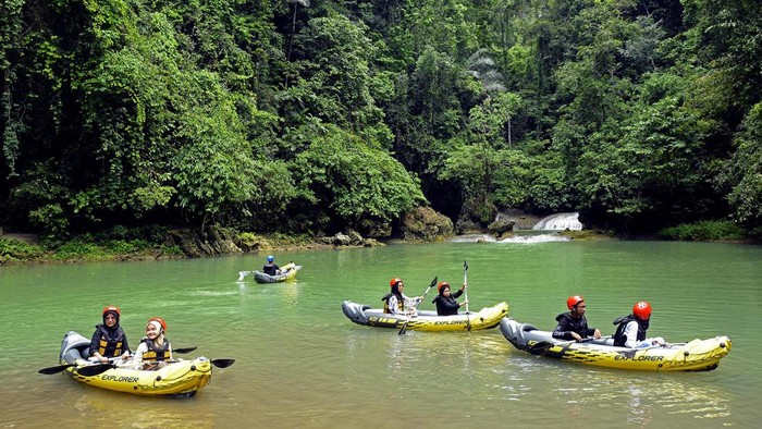 Sejumlah wisatawan bermain kano menyusuri sungai di area Taman Nasional Bantimurung Bulusaraung (TNBB), Kabupaten Maros, Sulawesi Selatan, Minggu (3/12/2023). Kelompok Pengelola Ekowista (KPE) Bantimurung bersama Taman Nasional Bantimurung Bulusaraung membuka permainan kano sebagai wahana baru untuk mengoptimalkan kunjungan wisata dengan pemungutan tarif Rp50 ribu per 20 menit, sementara jumlah kunjungan di wahana tersebut bisa menembus hingga ratusan wisatawan per hari di akhir pekan. ANTARA FOTO/Hasrul Said/YU/rwa.