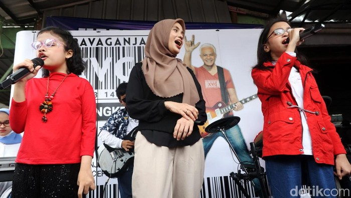 Siti Atiqoh Nyanyi Bareng Anak-anak Penyandang Disabilitas Istri calon presiden Ganjar Pranowo, Siti Atikoh Supriyanti, menghadiri acara hari disabilitas internasional di Cipinang, Jakarta Timur, Minggu (3/12/2023). Atiqoh juga sempat bernyanyi bersama penyandang disabilitas.