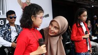 Siti Atikoh juga berdialog dengan anak-anak yang tampil di atas panggung acara hari Disabilitas Internasional. 