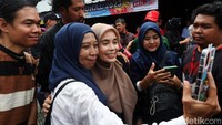 Siti Atikoh sempat dikerubungi warga yang ingin foto bersama. 