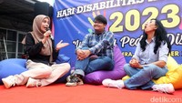 Peringatan Hari Disabilitas Internasional yang dihadiri Siti Atikoh ini mengangkat tema Indonesia Peduli Disabilitas. 
