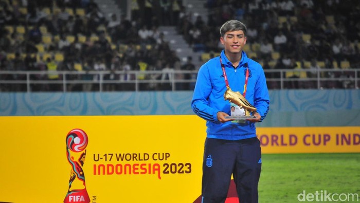 Striker Argentina U-17, Agustin Ruberto menerima golden boot atau sepatu emas usai tampil sebagai top skor Piala Dunia U-17 2023, Sabtu (2/12/2023).
