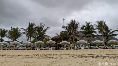 Suasana Mandalika Beach Club (MBC) di tepi Pantai Kuta Mandalika Lombok, Sabtu (2/12/2023). (Ahmad Viqi/detikBali)