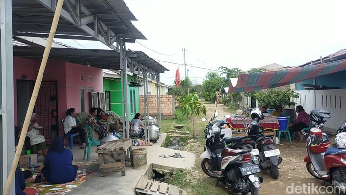 Suasana rumah Junita yang kedatangan tamu pernikahan