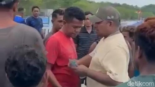 Tangkapan layar video viral seorang caleg DPRD NTT diduga bagi-bagi uang kepada warga Alor.