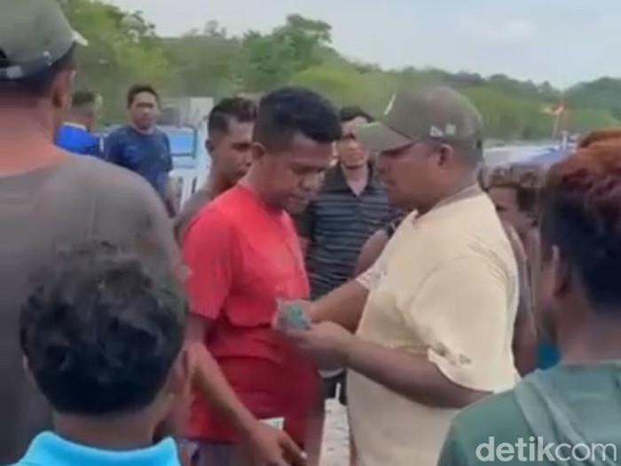 Tangkapan layar video viral seorang caleg DPRD NTT diduga bagi-bagi uang kepada warga Alor.