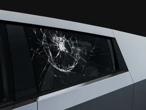 Tesla Jual Stiker Kaca Pecah Cybertruck, Malah Ludes Terjual!