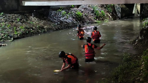 Tim SAR melakukan pencarian balita empat tahun yang hilang seusai mandi hujan di Sungai Pejeruk, Kecamatan Ampenan, Kota Mataram, Nusa Tenggara Barat (NTB), Sabtu sore (2/12/2023). (Foto: Humas SAR Mataram)