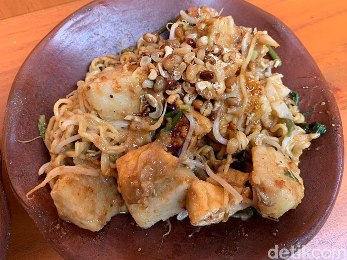 Tipat cantok mi di Warung Dot Lalah. (Siti Muamalah)