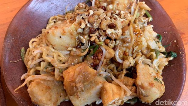 Tipat cantok mi di Warung Dot Lalah. (Siti Mu'amalah)