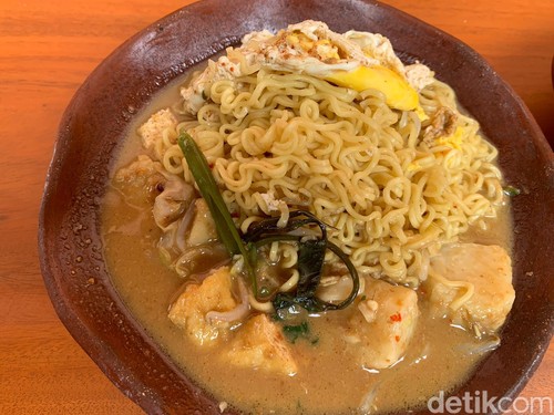 Tipat cantok mi di Warung Dot Lalah. (Siti Muamalah)