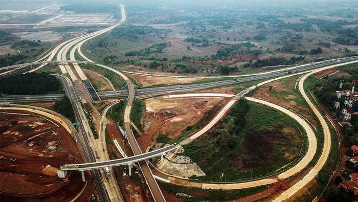 Foto udara proyek simpang susun Jalan Tol Jakarta-Cikampek II Selatan di Sadang, Kabupaten Purwakarta, Jawa Barat, Minggu (3/12/2023). Menteri PUPR Basuki Hadimuljono menyatakan Jalan Tol Jakarta Cikampek II Selatan akan difungsikan pada masa libur Natal 2023 dan Tahun Baru 2024 guna mengurai kemacetan yang kerap kali terjadi di ruas tol Jakarta Cikampek. ANTARA FOTO/Raisan Al Farisi/rwa.