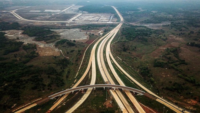 Tol Japek II Selatan Akan Difungsikan Saat libur Nataru Foto udara proyek simpang susun Jalan Tol Jakarta-Cikampek II Selatan di Sadang, Kabupaten Purwakarta, Jawa Barat, Minggu (3/12/2023). Menteri PUPR Basuki Hadimuljono menyatakan Jalan Tol Jakarta Cikampek II Selatan akan difungsikan pada masa libur Natal 2023 dan Tahun Baru 2024 guna mengurai kemacetan yang kerap kali terjadi di ruas tol Jakarta Cikampek. ANTARA FOTO/Raisan Al Farisi/rwa.