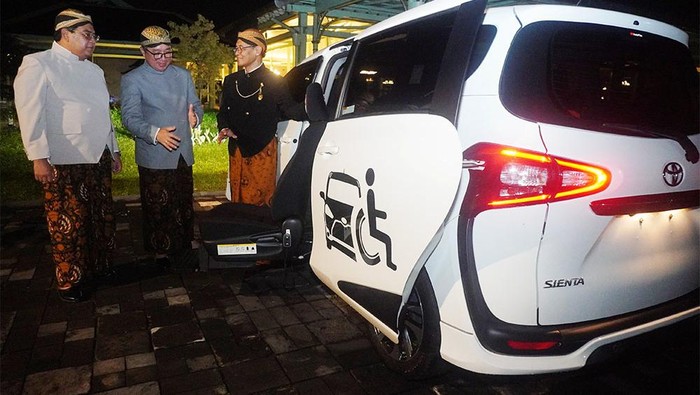 Presiden Direktur PT Toyota Motor Manufacturing Indonesia (TMMIN) Nandi Julyanto (tengah) didampingi Wakil Presiden Direktur TMMIN Bob Azam (kiri) berbincang dengan Direktur Utama RS Prof. Dr. Soeharso Surakarta Romaniyanto (kanan) saat penyerahan donasi mobil Toyota Sienta Welcab Disability dari Toyota Indonesia kepada RS Soeharso Surakarta, di Pura Mangkunegaran Surakarta, Sabtu (2/12).