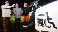 Presiden Direktur PT Toyota Motor Manufacturing Indonesia (TMMIN) Nandi Julyanto didampingi Wakil Presiden Direktur TMMIN Bob Azam berbincang dengan Direktur Utama RS Prof Dr Soeharso Surakarta Romaniyanto saat penyerahan donasi mobil Toyota Sienta Welcab Disability kepada RS Soeharso Surakarta di Pura Mangkunegaran Surakarta, Sabtu (2/12/2023).