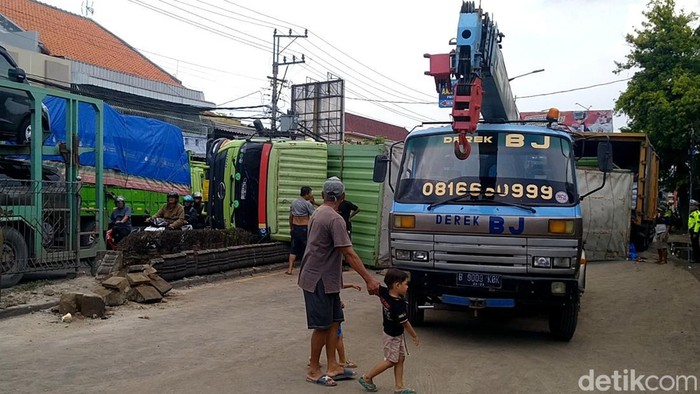 Truk tronton muatan gula tergulirng di jalur Panturaa Wiradesa, Pekalongan, Minggu (3/12/2023).