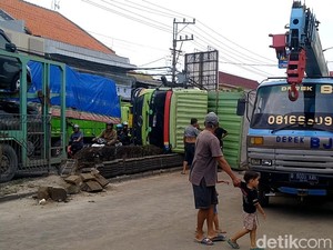 Hindari Balap Liar, Truk Tronton Terguling di Jalur Pantura Pekalongan