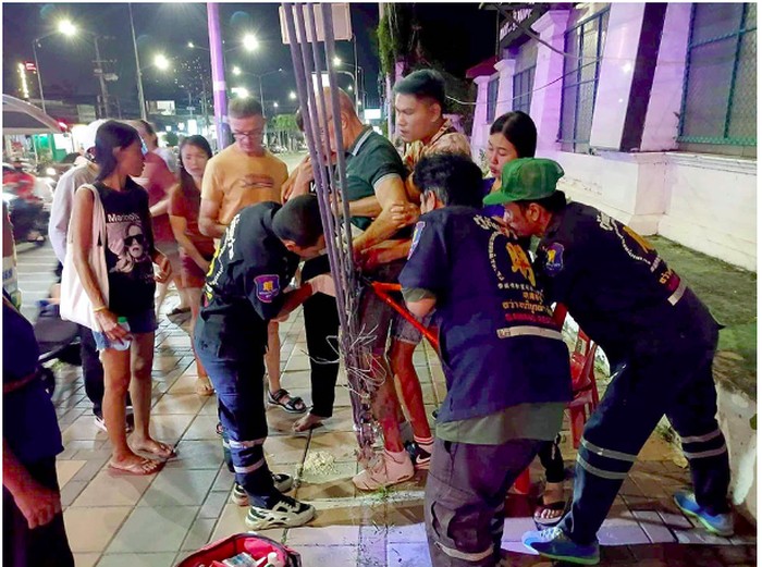 Turis Belgia tersandung, kawat besi menembus tangannya