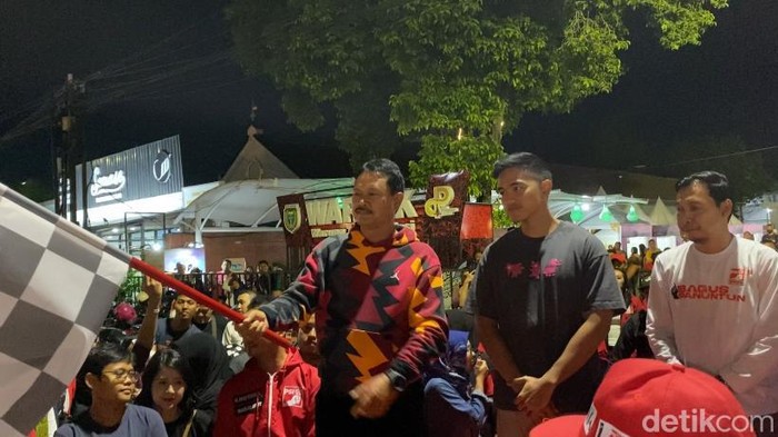 Wali Kota Madiun Maidi bersama Kaesang Pangarep memberangkatkan peserta Jalan Santuy bareng Bro Kaesang.