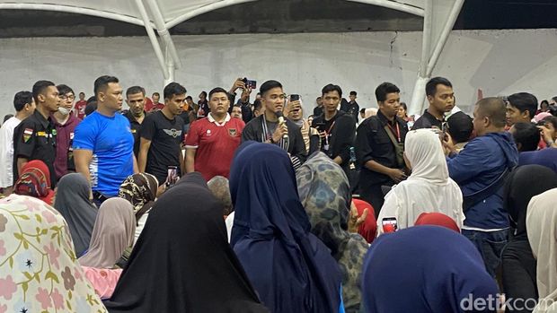 Wali Kota Madiun Maidi bersama Kaesang Pangarep memberangkatkan peserta Jalan Santuy bareng Bro Kaesang.