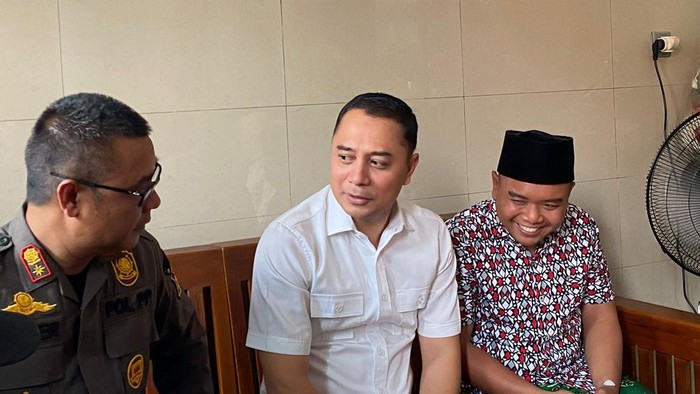 Wali Kota Surabaya saat mengunjungi rumah buruh yang dianiaya oknum buruh.