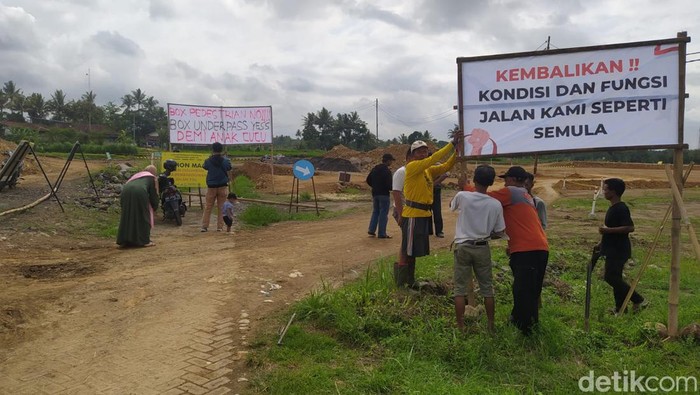 Warga Bligo, Magelang, memprotes rencana pemasangan box pedestrian yang akan membuat kampung mereka terisolir, Minggu (3/12/2023).