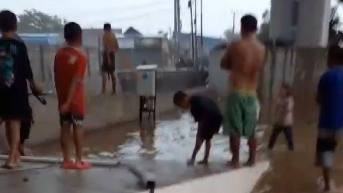 Warga di Kecamatan Tallo Makassar ngamuk gegera drainase proyek tol.
