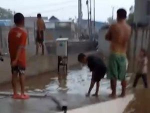 Warga Tallo Makassar Ngamuk Jalan Tergenang gegara Drainase Proyek Tol