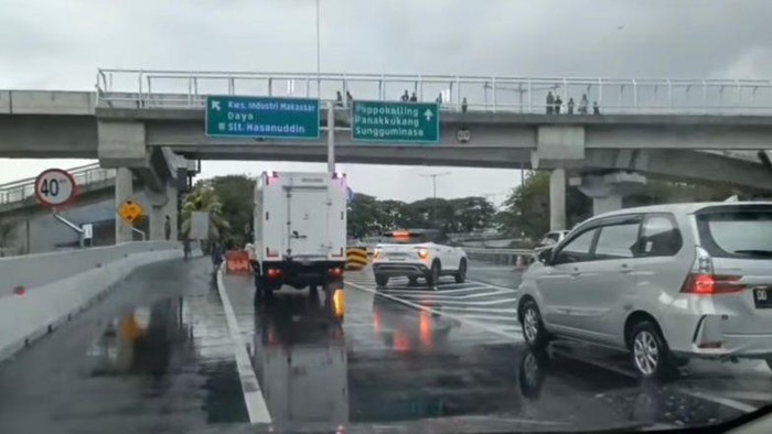 Warga menutup akses Jalan Tol Reformasi, Makassar.